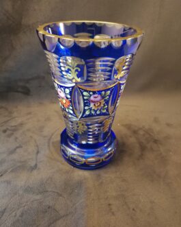 Vase i blåt overfangsglas dekoreret med blomster og guld