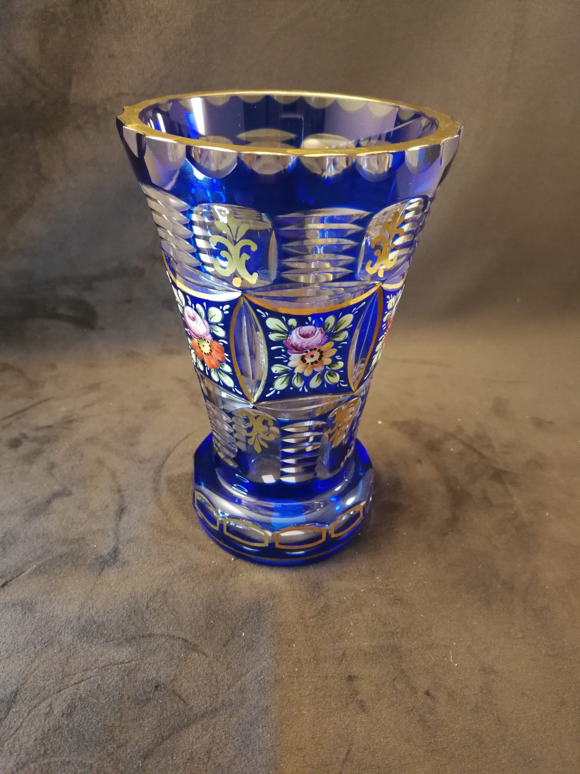Vase i blåt overfangsglas dekoreret med og guld Hartogsohn Antikviteter