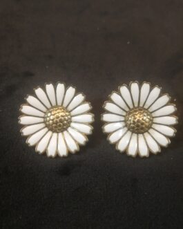 Earclips in the form of marguerites