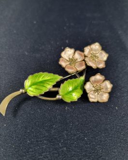 Sølvbroche i form af tre blomster og blade