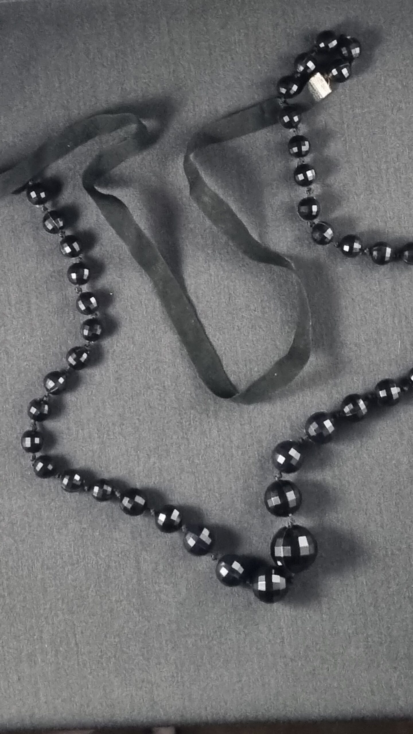 Halskæde med sorte facetslebne perler