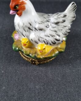 Hådmalet pyntedåse af porcelæn