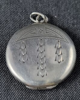 Medaljon af sølvfarvet metal