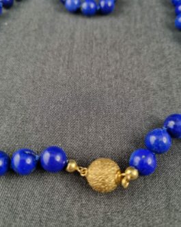 Halskæde med perler af lapis lazuli